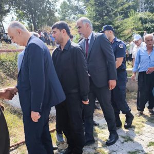 İl Müdürümüz Emre Çalğan Şehit Annesi Huriye Bekar’ın Cenaze Törenine Katıldı  - fotoğraf 2