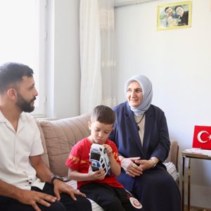 Valimizin Eşi Dr. Selma Ünlüer Hanımefendi Gazimizi Evinde Ziyaret Etti - fotoğraf 2