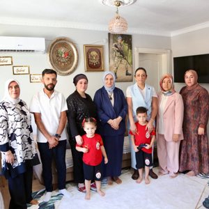 Valimizin Eşi Dr. Selma Ünlüer Hanımefendi Gazimizi Evinde Ziyaret Etti - fotoğraf 1