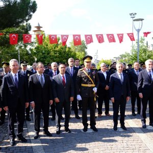 Zaferin 104. Yılında Atatürk Anıtı’na Çelenk Sunma Töreni Gerçekleştirildi - fotoğraf 2