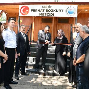 Valimiz Sayın H. Engin SARIİBRAHİM, İl Protokolü ve İl Müdürümüz Sayın Çiğdem AÇIKYILDIZ KAZEL’in katılımıyla, aziz şehidimiz Ferhat BOZKURT’un sene-i devriyesi dolayısıyla anma programı gerçekleştirildi. - fotoğraf 3