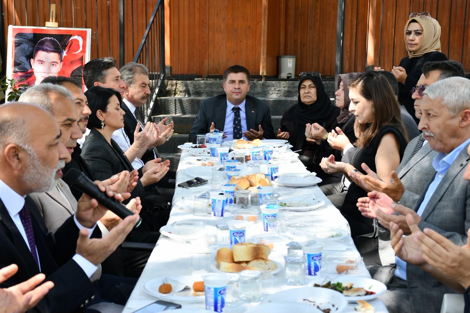 Valimiz Sayın H. Engin SARIİBRAHİM, İl Protokolü ve İl Müdürümüz Sayın Çiğdem AÇIKYILDIZ KAZEL’in katılımıyla, aziz şehidimiz Ferhat BOZKURT’un sene-i devriyesi dolayısıyla anma programı gerçekleştirildi.