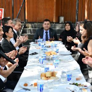 Valimiz Sayın H. Engin SARIİBRAHİM, İl Protokolü ve İl Müdürümüz Sayın Çiğdem AÇIKYILDIZ KAZEL’in katılımıyla, aziz şehidimiz Ferhat BOZKURT’un sene-i devriyesi dolayısıyla anma programı gerçekleştirildi. - fotoğraf 1