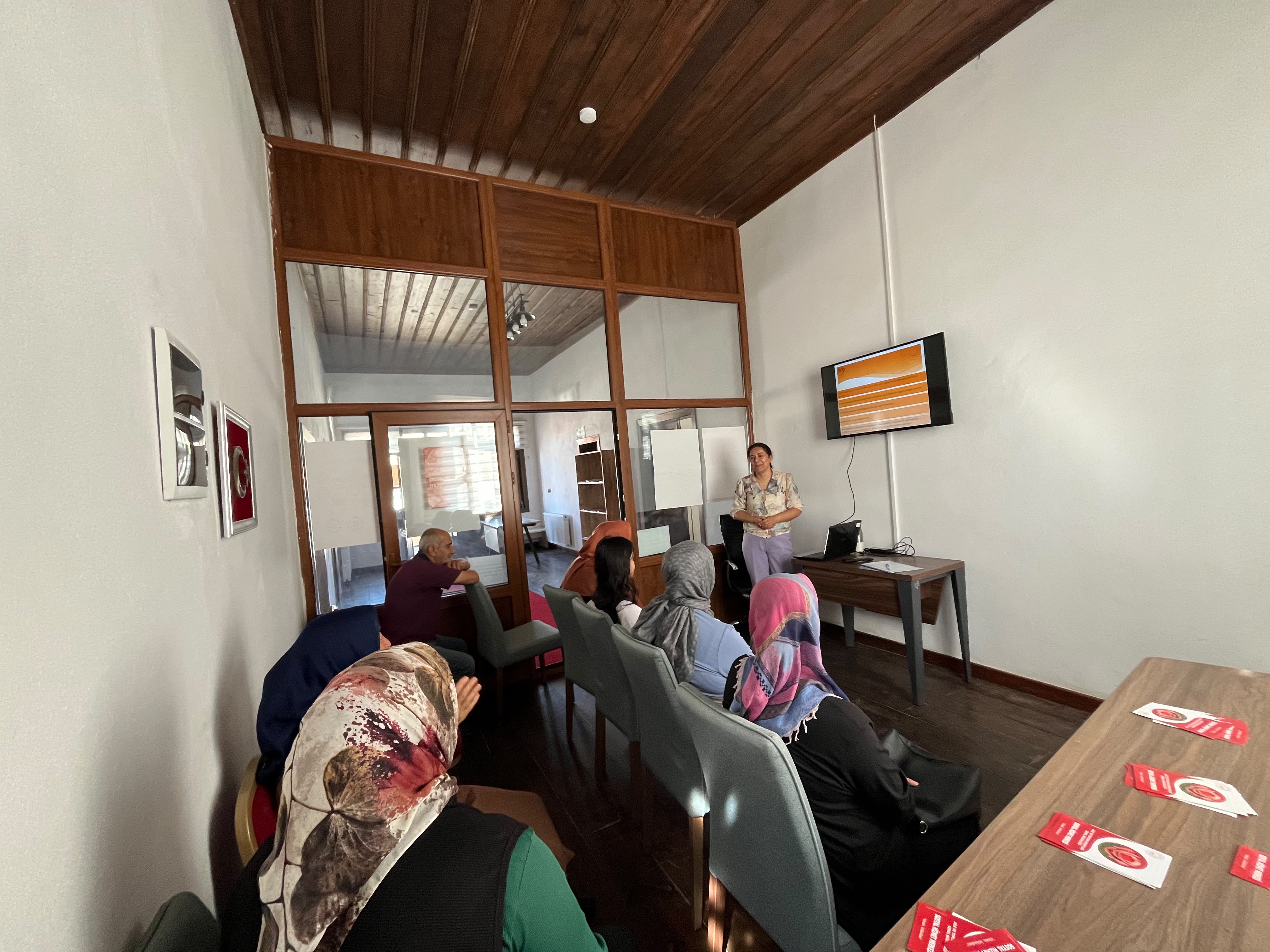 Keskin Sosyal Hizmet Merkezimizde Müdürlüğümüz hizmetlerinden yararlanan ailelere yönelik “Aile Yaşam Becerileri” ve “Finansal Planlama” eğitimleri gerçekleştirildi.