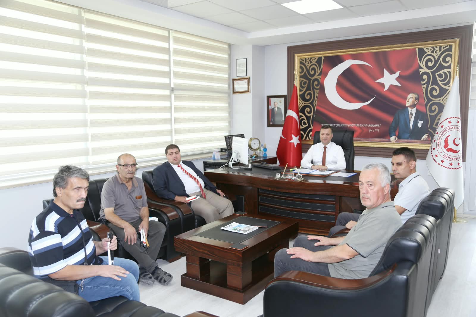 Görme Engelliler Derneği Başkanı Sayın Oğuzhan Yetişmemiş ve dernek yöneticileri, İl Müdürümüz Sayın Abdurrahman Bilgiç’e hayırlı olsun ziyaretinde bulundu.