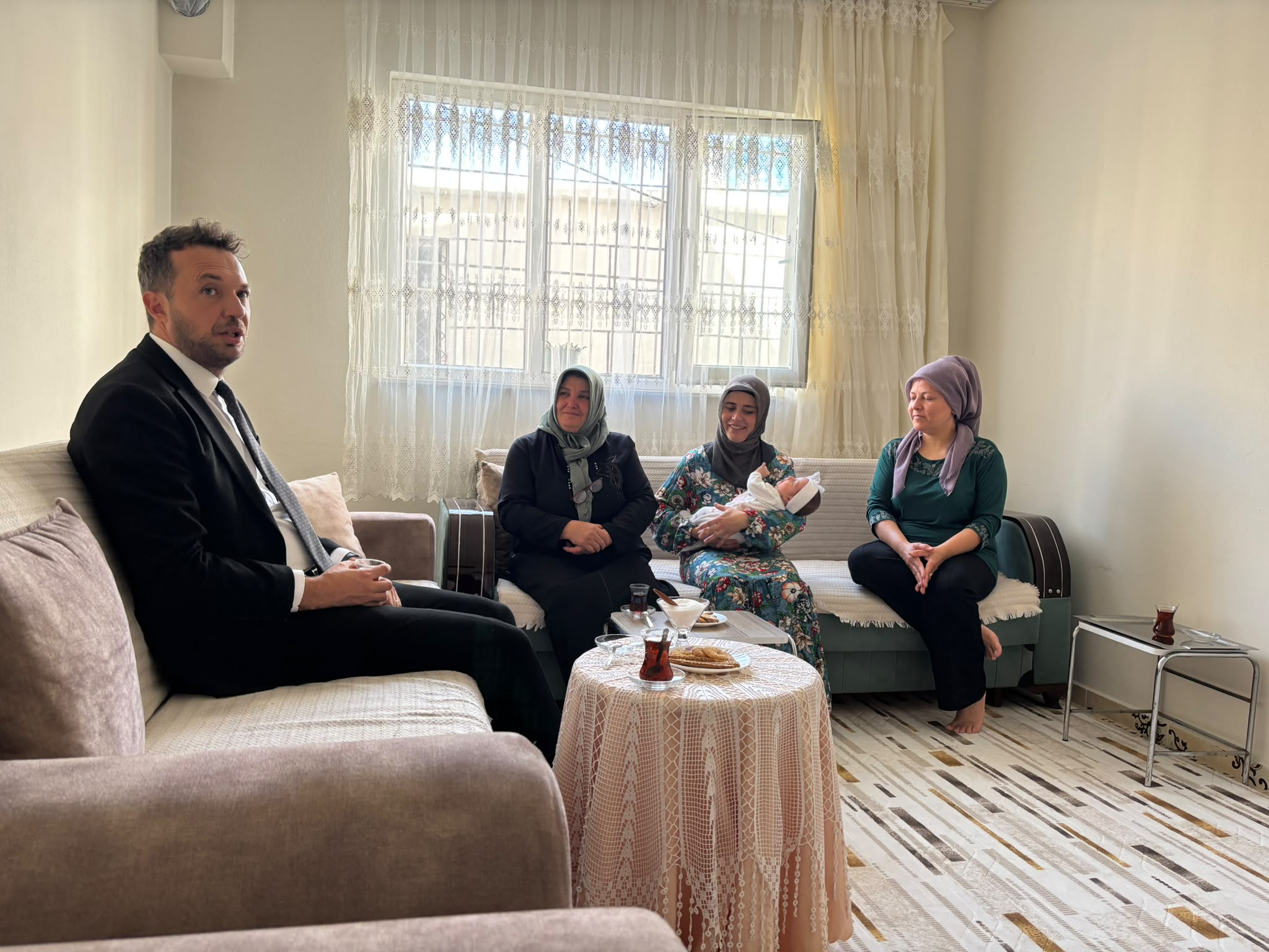 İl Müdürü Çetin TUTAŞ’tan Beşinci Bebeklerini Kucaklayan Aileye Ziyaret 