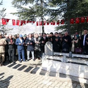 Dünya Şampiyonu Hüseyin AKBAŞ Vefatının 31. Yılında Mezarı Başında Anıldı - fotoğraf 1
