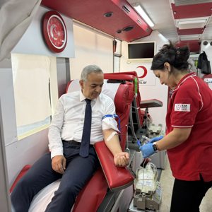 Malatya Kızılay İl Merkezi tarafından İl Müdürlüğümüzde düzenlenen kan bağışına İl Müdürümüz Sayın Ömer Faruk ERGÜN ve personelimiz katılım sağladı. - fotoğraf 2