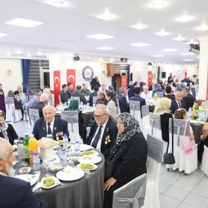 Gazilerimiz ve Şehit Ailelerimiz Onuruna Yemek Programı Düzenlendi - fotoğraf 15