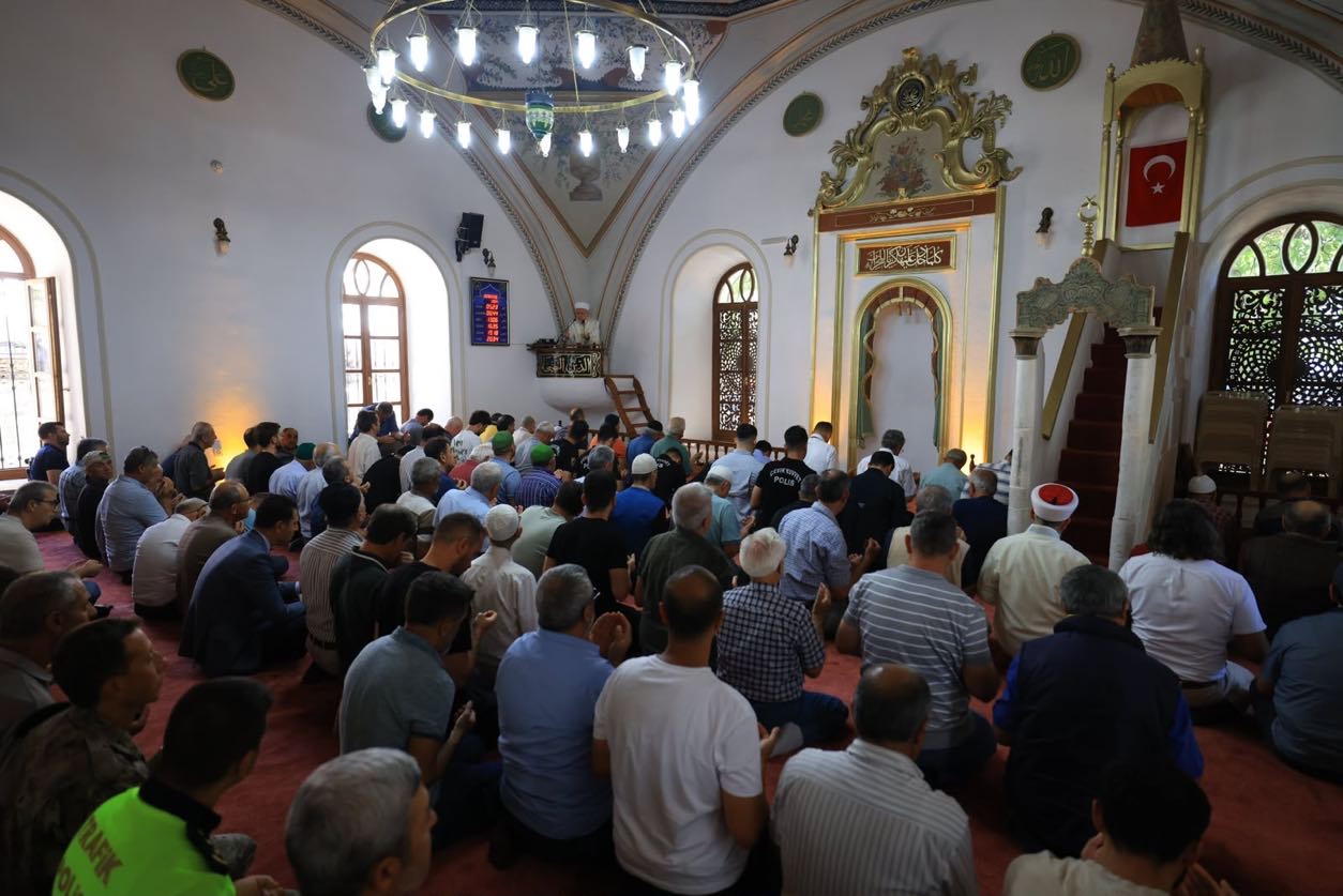 19 Eylül Gaziler Günü dolayısıyla, vatanımızın bölünmez bütünlüğü ve milletimizin bekası uğruna canlarını feda eden aziz şehitlerimiz ile ebediyete irtihal eden kahraman gazilerimizin ruhlarına ithafen Menteşe Kurşunlu Camii’nde Mevlid-i Şerif programı düzenlendi.