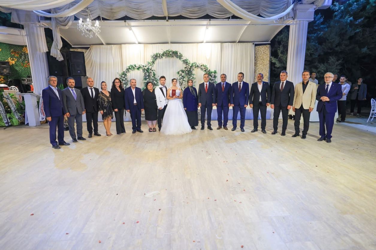 Valimiz Sayın Dr. İdris AKBIYIK ve İl Müdürümüz Mahmut SELÇUK, Aziz Şehidimiz Jandarma Teğmen Altuğ PEK’in kardeşi Aliye PEK ile Tayfun ÖZTÜRK’ün nikâh merasimine katılarak genç çiftin nikâh şahitliğini yaptı.