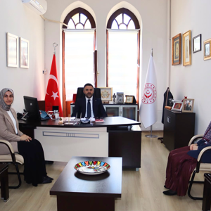 İl Müdürümüz Sn. Ömer Turan, HERÇEV (Her Çocuğa Eğitim Vakfı) Başkanı Sn. Sümeyye Ceylan ve Yönetimini Makamında Ağırladı - fotoğraf 1