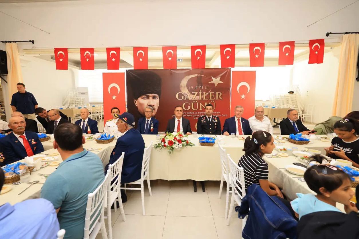19 Eylül Gaziler Günü anma programları kapsamında, Valimiz Sayın Dr. İdris AKBIYIK’ın ev sahipliğinde gazilerimiz ile şehit ve gazi ailelerimiz onuruna yemek programı düzenlendi. Programa İl Müdürümüz Mahmut SELÇUK katıldı. 