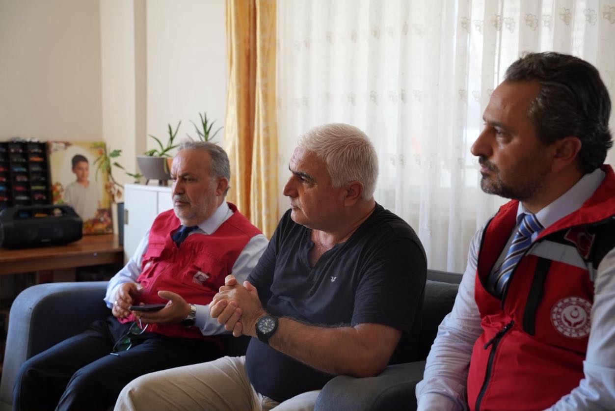 İl Müdürümüz Mahmut SELÇUK, Marmaris’te ikamet eden 15 Temmuz Gazisi Ali AKSU ve ailesini ziyaret etti.