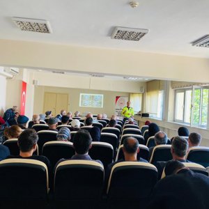 100. Yıl Atatürk Huzurevi ve Yaşlı Bakım ve Rehabilitasyon Merkezi Müdürlüğümüzde hizmet alan yaşlı bireylerimiz ile personelimize yönelik Trafik Güvenliği Eğitimi gerçekleştirildi. - fotoğraf 1
