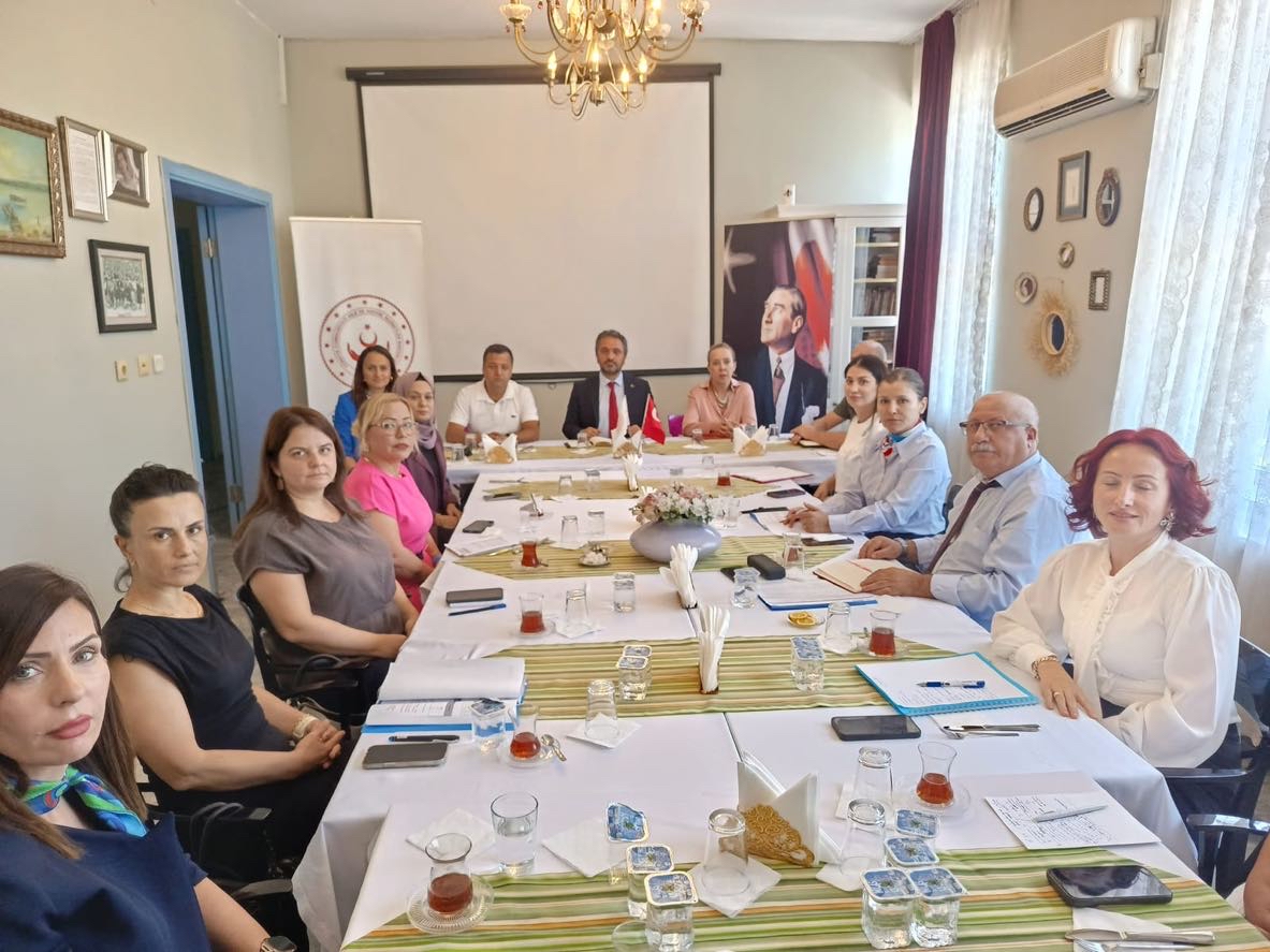 İl Müdürümüz Mahmut SELÇUK başkanlığında, İl Müdür Yardımcılarımız ve yatılı kuruluş müdürlerimizin katılımıyla Yatılı Kuruluş Müdürleri Toplantısı gerçekleştirildi.
