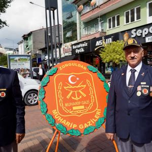 19 Eylül Gaziler Günü programı kapsamında Çaycuma Sosyal Hizmet Merkezi Müdürlüğü koordinesinde Çelenk Sunma Töreni Gerçekleştirilmiştir. - fotoğraf 6