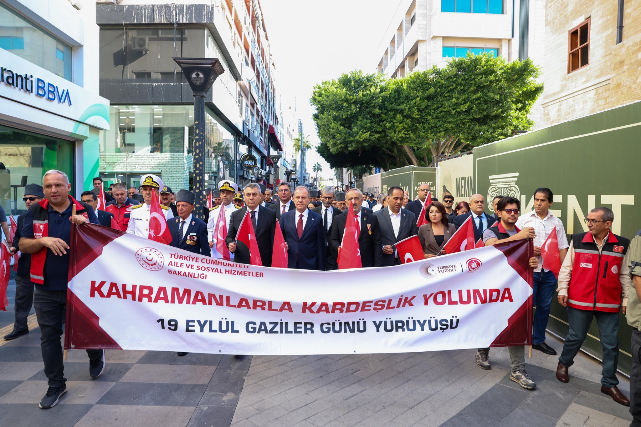 19 Eylül Gaziler Günü dolayısıyla düzenlenen “Kahramanlarla Kardeşlik Yolunda” kortej yürüyüşü; Valimiz Sayın Atilla Toros, İl Müdürümüz Sayın Tolga Nacar ve il protokolümüzün katılımıyla gerçekleştirildi.
