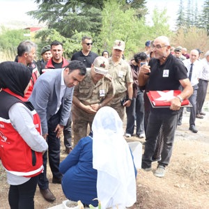 Kıbrıs Gazimiz Mehmet Ferit Çetin Son Yolculuğuna Uğurlandı - fotoğraf 2