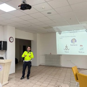 Karayolları Trafik Güvenliği İl Strateji Kurulu Performans Göstergeleri kapsamında, Evlilik Öncesi Eğitim Programına katılan çiftlere yönelik trafik güvenliği eğitimi gerçekleştirildi. - fotoğraf 3