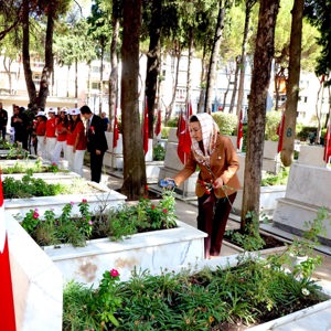 Kahraman Gazilerimizle Şehitlerimizin Kabirlerini Ziyaret Ettik - fotoğraf 11