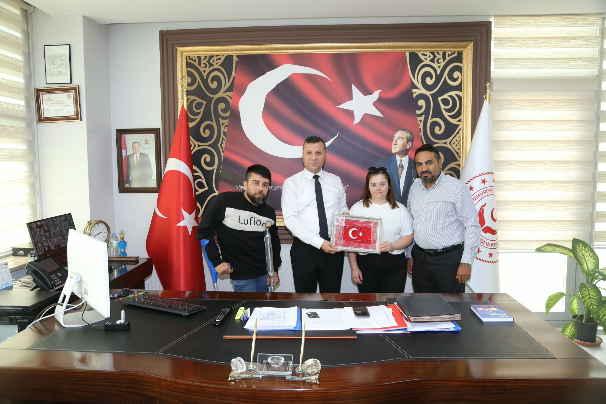 Kırşehir Bedensel Engelliler Derneği Başkanı Sayın Servet Avkapan ve yönetimi, İl Müdürümüz Sayın Abdurrahman Bilgiç’i ziyaret ederek yeni görevi için hayırlı olsun dileklerini iletti.