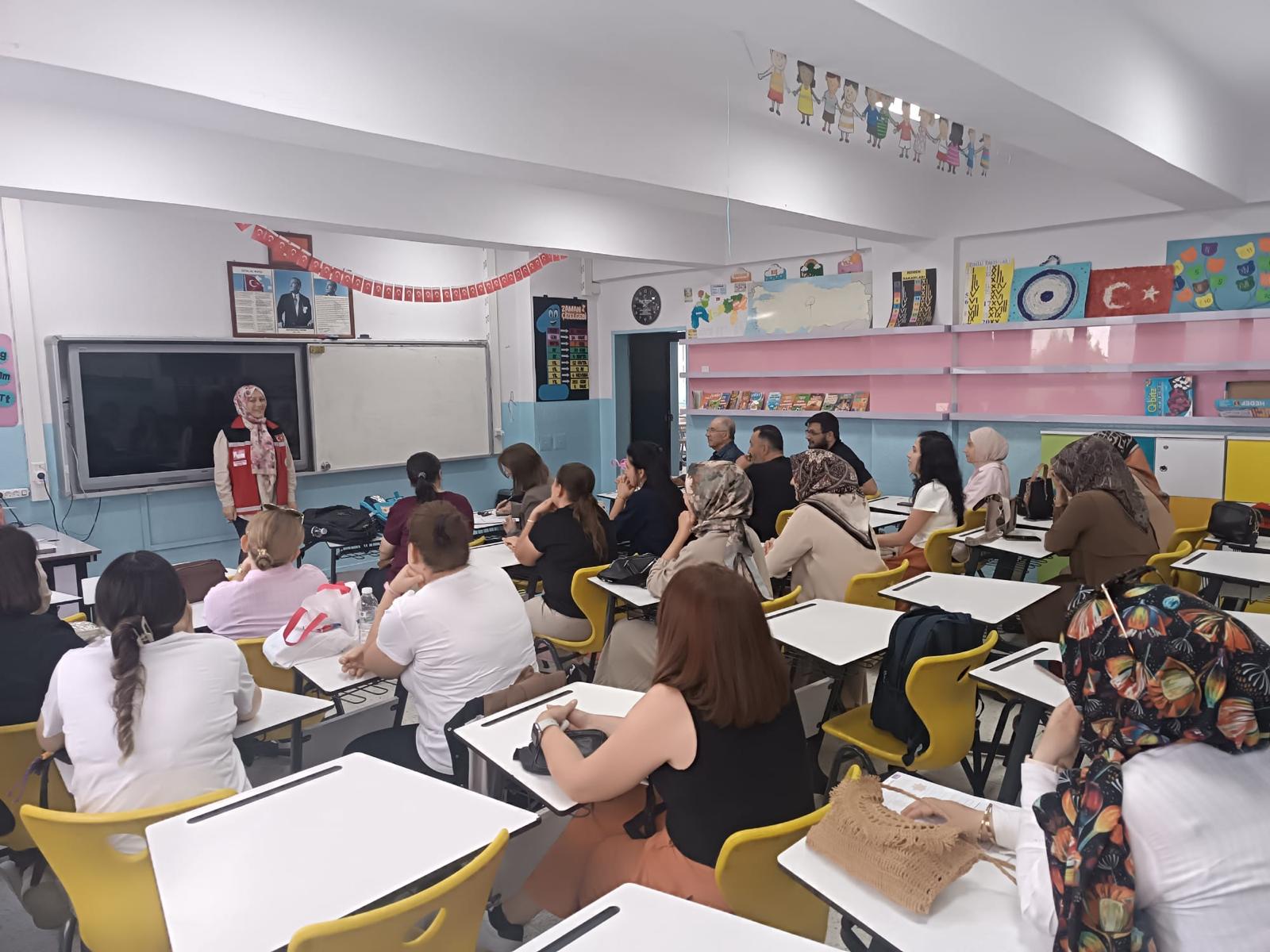 Dinar Sosyal Hizmet Merkezimiz Velilere Yönelik "Okul ve Aile" Konusunda Seminer Düzenledi.