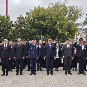 19 Eylül Gaziler Günü Kapsamında Çelenk Sunma Töreni Gerçekleştirildi - fotoğraf 2