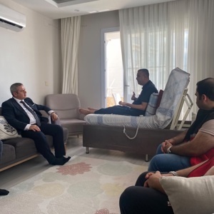 İl Müdürümüz Sayın Naci Yılmaz, Osmaniye Sosyal Hizmet Merkezi Müdürü Sayın Muhammet Emre Kurt ile birlikte, Bakanlığımız tarafından sağlanan Evde Bakım Yardımı hizmetinden faydalanan Nebi Güven ve ailesini hanelerinde ziyaret etti. - fotoğraf 2