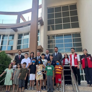 İl Müdürümüz Sayın Naci Yılmaz ve Osmaniye Sosyal Hizmet Merkezi Müdürümüz Sayın Muhammet Emre Kurt’un katılımıyla,Okul Destek Projesi’nden yararlanan ve ebeveyn kaybı yaşamış çocuklarımızla birlikte Osmaniye Ağız ve Diş Sağlığı Merkezi’ne ziyaret gerçekleştirildi - fotoğraf 1