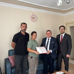 İl Müdürümüz Sayın Naci Yılmaz, Osmaniye Sosyal Hizmet Merkezi Müdürü ile birlikte, Evde Bakım Yardımı hizmetimizden faydalanan Mahmut Efe Bulunuz ve bakımını üstlenen annesi Melek Bulunuz’u hanelerinde ziyaret etti. - fotoğraf 1