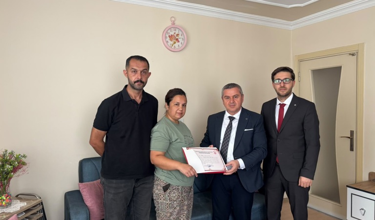 İl Müdürümüz Sayın Naci Yılmaz, Osmaniye Sosyal Hizmet Merkezi Müdürü ile birlikte, Evde Bakım Yardımı hizmetimizden faydalanan Mahmut Efe Bulunuz ve bakımını üstlenen annesi Melek Bulunuz’u hanelerinde ziyaret etti.