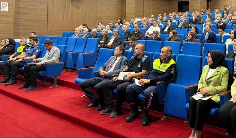 Tavşanlı’da Okul Müdürleri ve Eğitim Paydaşlarına Yönelik Sosyal Hizmet Semineri Düzenlendi