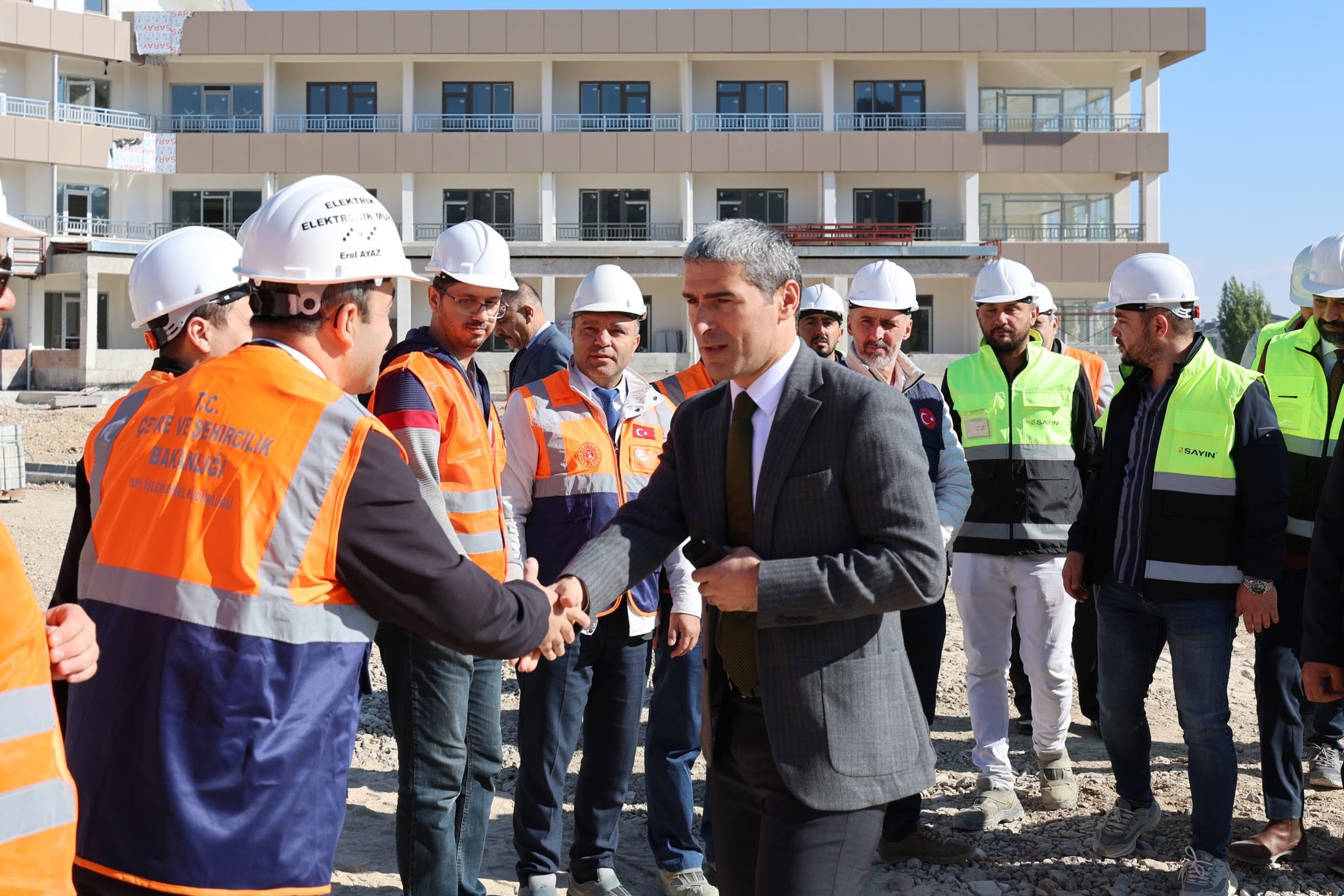Valimiz Dr. Naci AKTAŞ, Afyonkarahisar Huzurevi Yaşlı Bakım ve Rehabilitasyon Merkezi ile Erkek Çocuk Evleri Sitesi İnşaatlarında İncelemelerde Bulundu.