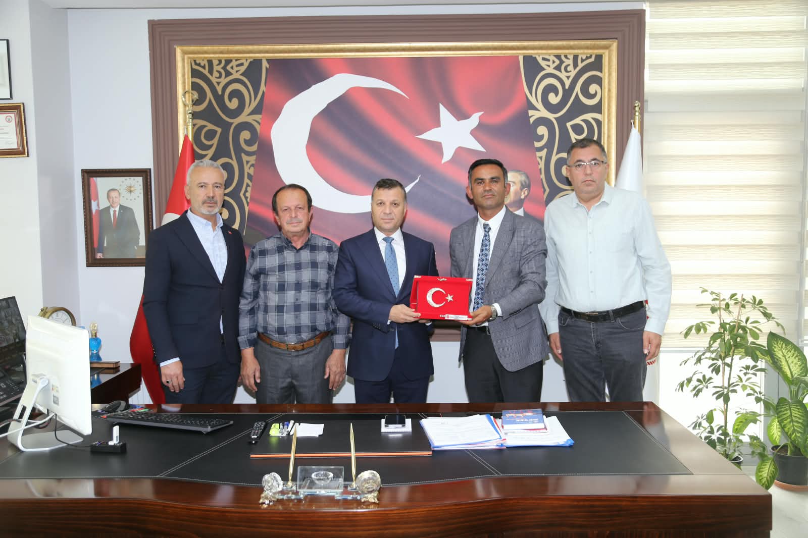 Kırşehir Anadolu Şehit Aileleri Derneği Başkanı Sayın Yunus Erdoğdu ve dernek yöneticileri, İl Müdürümüz Abdurrahman Bilgiç’e hayırlı olsun ziyaretinde bulundu.