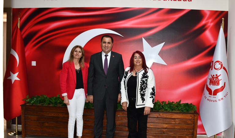 Türkiye Sakatlar Derneği Aydın Şube Başkanı Zeliha Gündoğdu ile Efeler Sosyal Yardımlaşma ve Dayanışma Vakfı (SYDV) Müdürü Fatma Şahin, İl Müdürümüz İlkay Türkoğlu’nu makamında ziyaret etti.