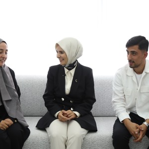 Bakanımız Göktaş, evlilik kredisinden yararlanan yeni evli çiftin ilk misafiri oldu - fotoğraf 2