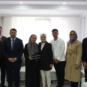 Bakanımız Göktaş, evlilik kredisinden yararlanan yeni evli çiftin ilk misafiri oldu - fotoğraf 3