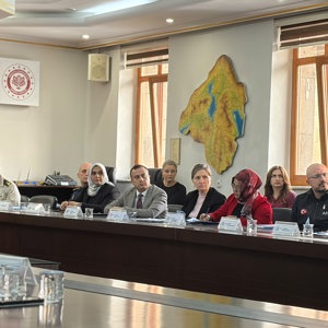 Ailenin Korunması ve Güçlendirilmesi İl Koordinasyon Kurulu 2026 yılı 2. Toplantısı, Vali Yardımcımız Yüksel Topal başkanlığında; İl Müdürümüz Selim Köse, kamu kurum ve kuruluşlarının müdürleri ile STK temsilcilerinin katılımıyla gerçekleştirildi. - fotoğraf 2