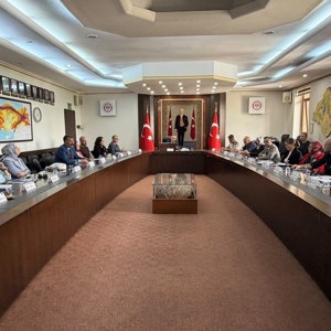 Bakanlığımızın toplumsal dayanışmayı dijitalleştiren ve gönüllülük hareketini güçlendiren “İyilik Var: Millî Gönüllülük Platformu”, Vali Yardımcımız Yüksel Topal başkanlığında; İl Müdürümüz Selim Köse, kamu kurum ve kuruluşlarının müdürleri ile STK temsilcilerinin katılımıyla gerçekleştirilen kapsamlı sunumla tanıtıldı. - fotoğraf 3