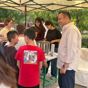 İl Müdürümüz Selim KÖSE ve kıymetli eşi Gülten KÖSE Hanımefendi, Şehit Enes Özgül Çocuk Evleri Koordinasyon Merkezimize bağlı çocuk evlerinde hizmet alan çocuklarımızın katılımıyla, Çocuk Evleri Koordinasyon Merkezimiz ve KİMO Tekstil Fabrikası iş birliğinde gerçekleştirilen “Yaza Veda, Okula Merhaba” etkinliğine katıldı. - fotoğraf 17