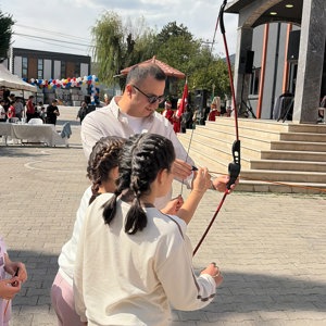 İl Müdürümüz Selim KÖSE ve kıymetli eşi Gülten KÖSE Hanımefendi, Şehit Enes Özgül Çocuk Evleri Koordinasyon Merkezimize bağlı çocuk evlerinde hizmet alan çocuklarımızın katılımıyla, Çocuk Evleri Koordinasyon Merkezimiz ve KİMO Tekstil Fabrikası iş birliğinde gerçekleştirilen “Yaza Veda, Okula Merhaba” etkinliğine katıldı. - fotoğraf 11