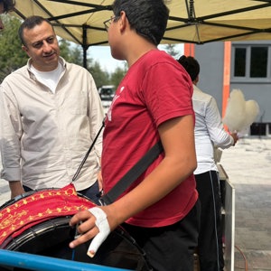 İl Müdürümüz Selim KÖSE ve kıymetli eşi Gülten KÖSE Hanımefendi, Şehit Enes Özgül Çocuk Evleri Koordinasyon Merkezimize bağlı çocuk evlerinde hizmet alan çocuklarımızın katılımıyla, Çocuk Evleri Koordinasyon Merkezimiz ve KİMO Tekstil Fabrikası iş birliğinde gerçekleştirilen “Yaza Veda, Okula Merhaba” etkinliğine katıldı. - fotoğraf 8