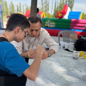 İl Müdürümüz Selim KÖSE ve kıymetli eşi Gülten KÖSE Hanımefendi, Şehit Enes Özgül Çocuk Evleri Koordinasyon Merkezimize bağlı çocuk evlerinde hizmet alan çocuklarımızın katılımıyla, Çocuk Evleri Koordinasyon Merkezimiz ve KİMO Tekstil Fabrikası iş birliğinde gerçekleştirilen “Yaza Veda, Okula Merhaba” etkinliğine katıldı. - fotoğraf 6
