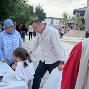 İl Müdürümüz Selim KÖSE ve kıymetli eşi Gülten KÖSE Hanımefendi, Şehit Enes Özgül Çocuk Evleri Koordinasyon Merkezimize bağlı çocuk evlerinde hizmet alan çocuklarımızın katılımıyla, Çocuk Evleri Koordinasyon Merkezimiz ve KİMO Tekstil Fabrikası iş birliğinde gerçekleştirilen “Yaza Veda, Okula Merhaba” etkinliğine katıldı. - fotoğraf 1