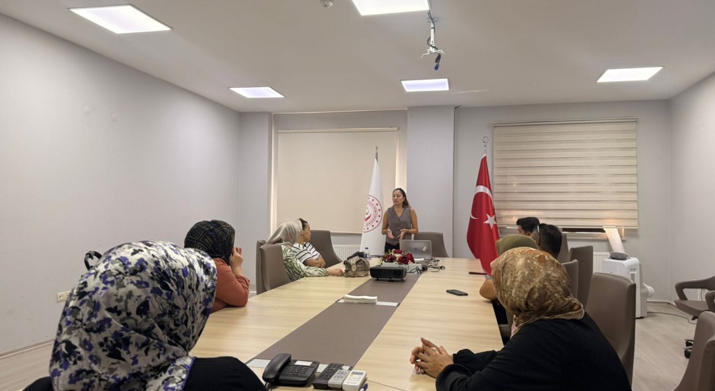 Evde Bakım Hizmetinden Faydalanan Ailelere Eğitim Verildi