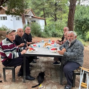 Gerze Huzurevi Müdürlüğümüzden hizmet alan kıymetli ulu çınarlarımızla İdemli Mesire Alanı’nda keyifli bir piknik etkinliğinde bir araya geldik. - fotoğraf 1