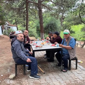 Gerze Huzurevi Müdürlüğümüzden hizmet alan kıymetli ulu çınarlarımızla İdemli Mesire Alanı’nda keyifli bir piknik etkinliğinde bir araya geldik. - fotoğraf 2