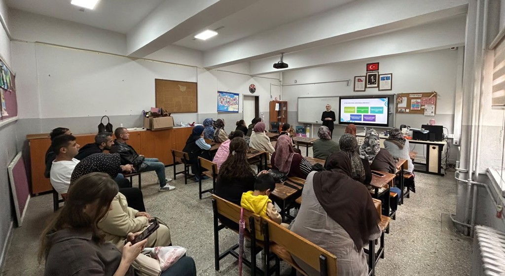 Yağlıdere’de Velilere Yönelik “Okul ve Aile” Eğitimi Gerçekleştirildi