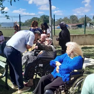 Kuşaklar arası sevgi köprüleri kurmaya devam ediyoruz! Huzurevimizin kıymetli sakinleri ve çalışma arkadaşlarımız, Çocuk Evleri Sitemizi ziyaret ederek evlatlarımızla bir araya geldi. - fotoğraf 4